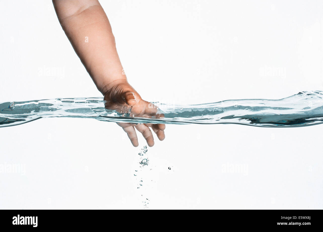 Livello di superficie vista i bimbi a mano raggiungendo in acqua chiara Foto Stock