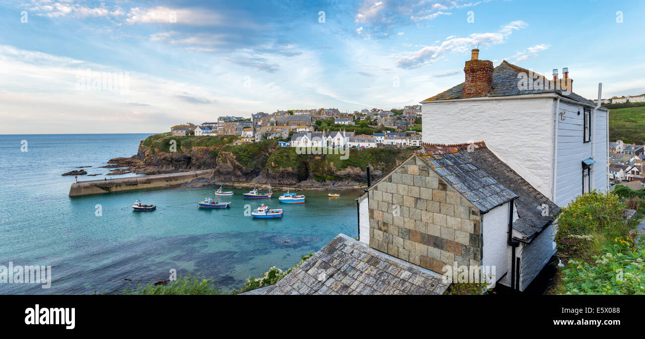 Serata a Port Isaac un villaggio di pescatori sulla costa nord della Cornovaglia che ha caratterizzato in molti film e spettacoli TV Foto Stock