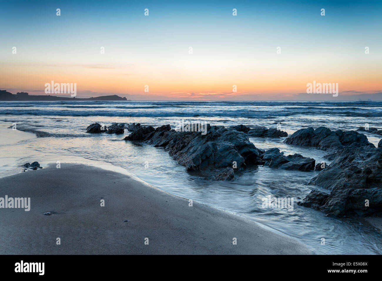 Tramonto su Lusty Glaze beach a Newquay in Cornovaglia Foto Stock