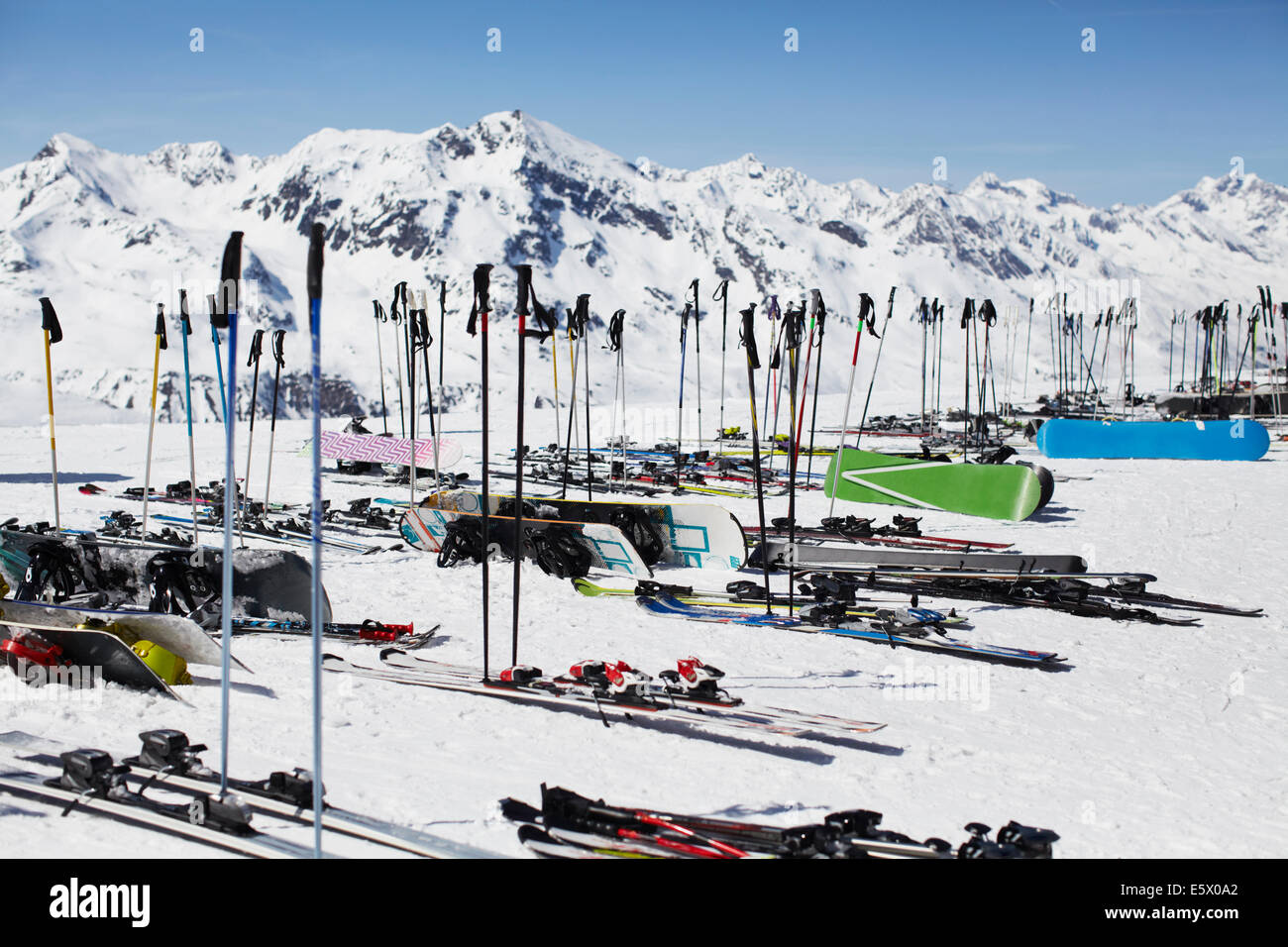 Righe di bastoncini da sci, sci e snowboard e Austria Foto Stock