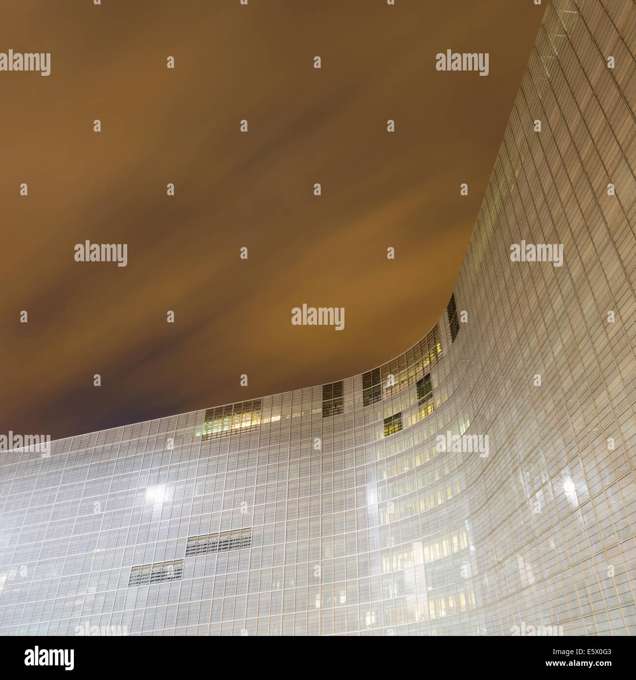 Il Berlaymont ufficio della Commissione europea di notte, Bruxelles, Belgio Foto Stock