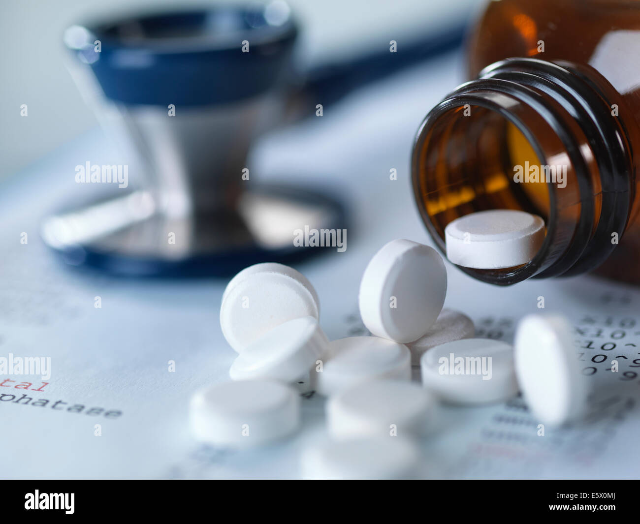In prossimità di uno stetoscopio e antidolorifici versare su risultati di esami medici Foto Stock