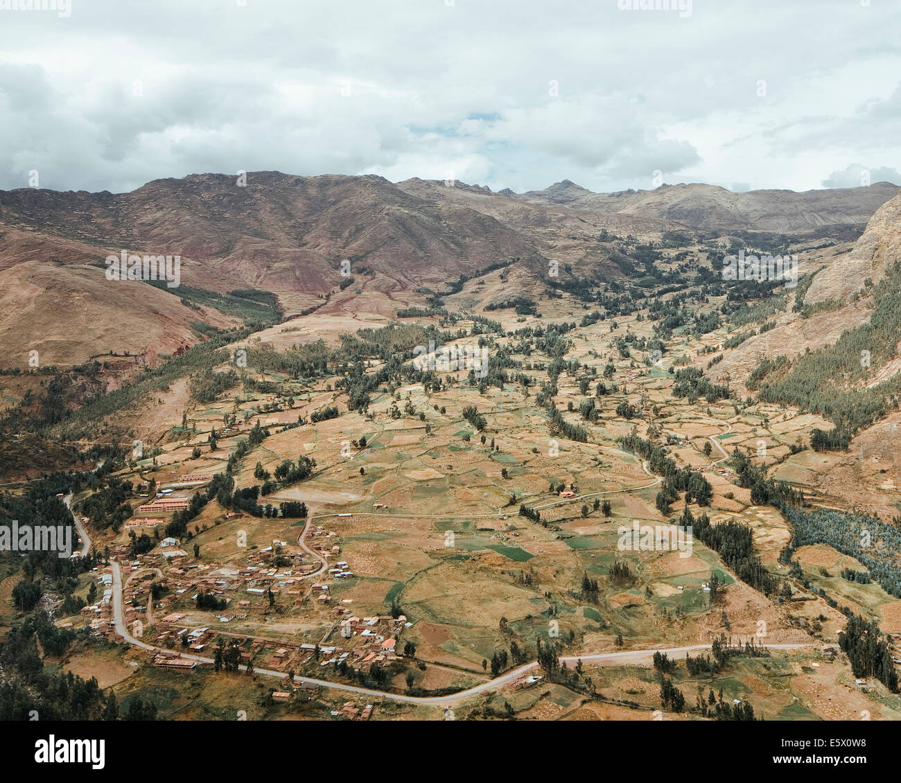 Vista della valle e delle montagne, Ollantaytambo, Valle Sacra, Perù Foto Stock