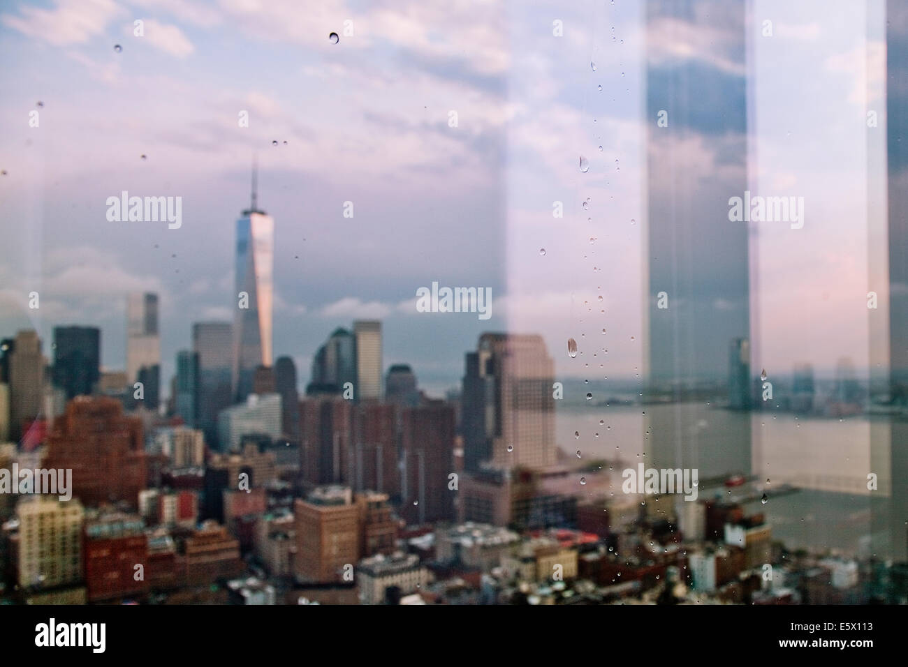 La visualizzazione della finestra di One World Trade Center e New York, Stati Uniti d'America Foto Stock