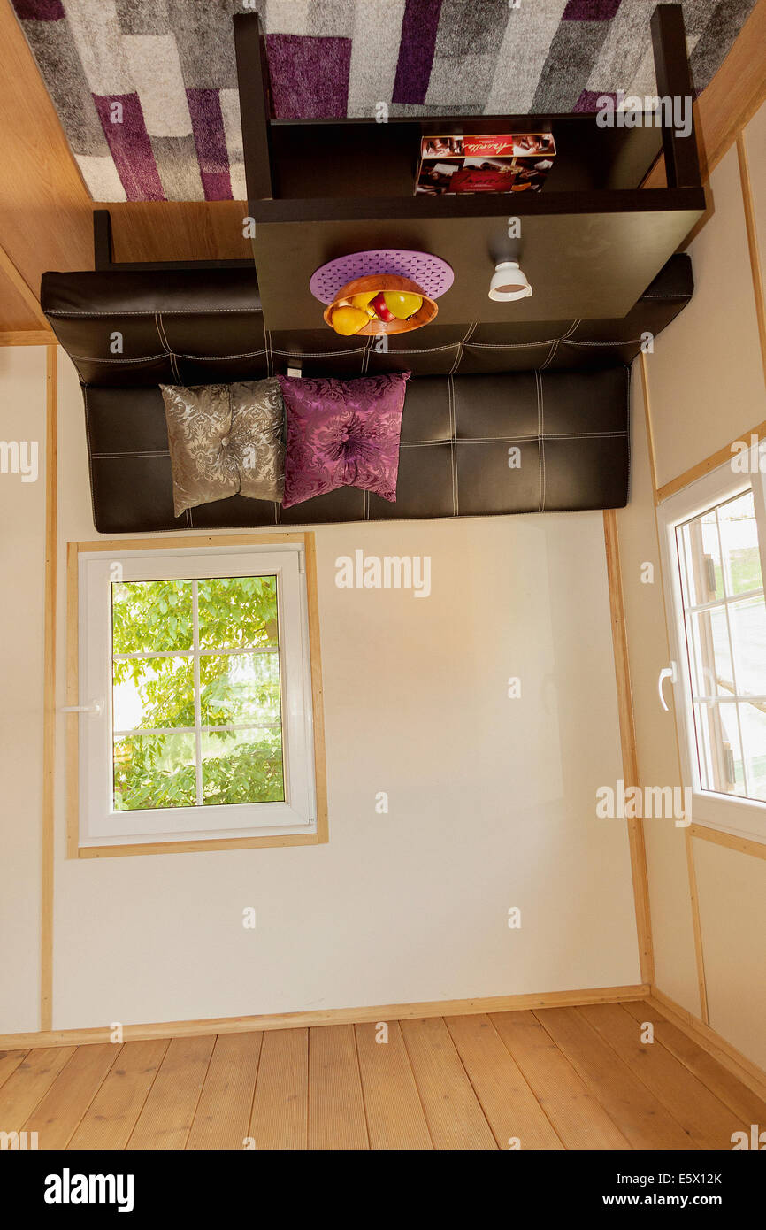 Soggiorno all'interno di upside-down house in Jastrzębia Góra, Polonia Foto Stock