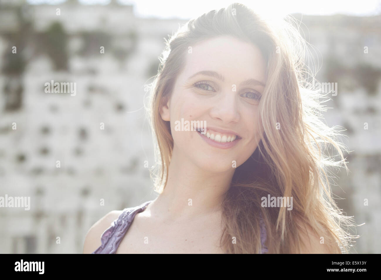 Ritratto di un felice giovane donna Foto Stock