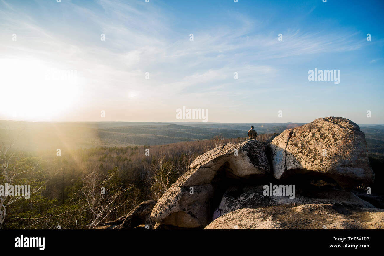 Giovane maschio escursionista sulla parte superiore di formazione di roccia Foto Stock Giovane maschio escursionista sulla parte superiore di formazione di roccia Foto Stock