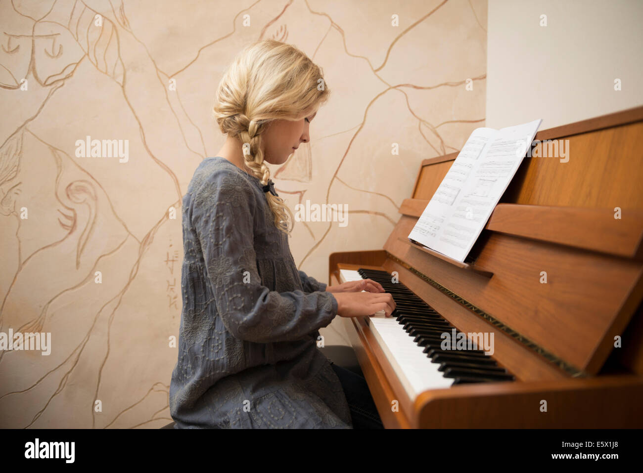 Ritratto di una ragazza suonare il pianoforte nella sala da pranzo Foto Stock