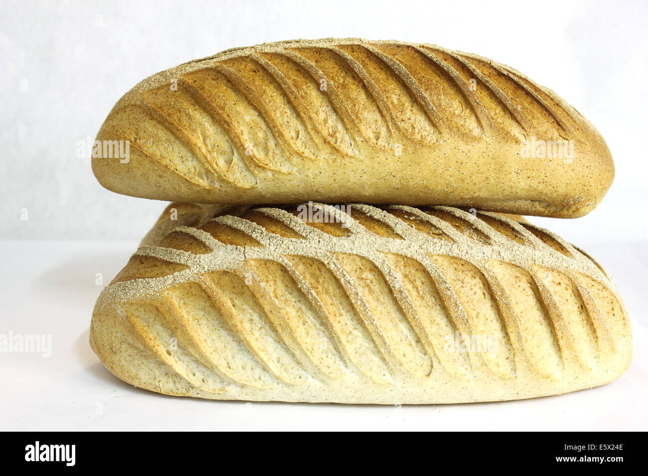 Un pane di segale focaccia su sfondo bianco. Foto Stock