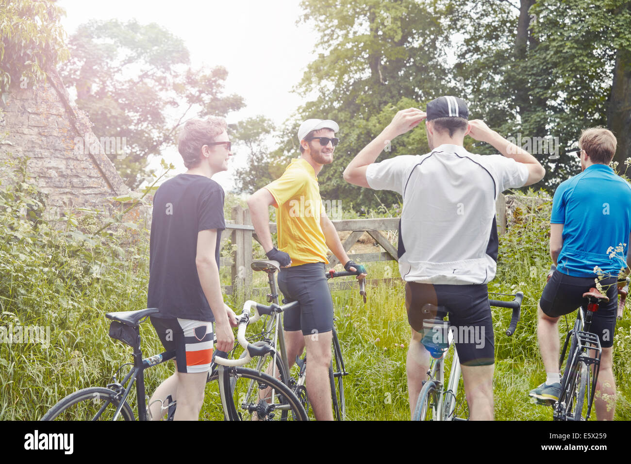 I ciclisti fermandosi sulla campagna verdeggiante lane, Cotswolds, REGNO UNITO Foto Stock