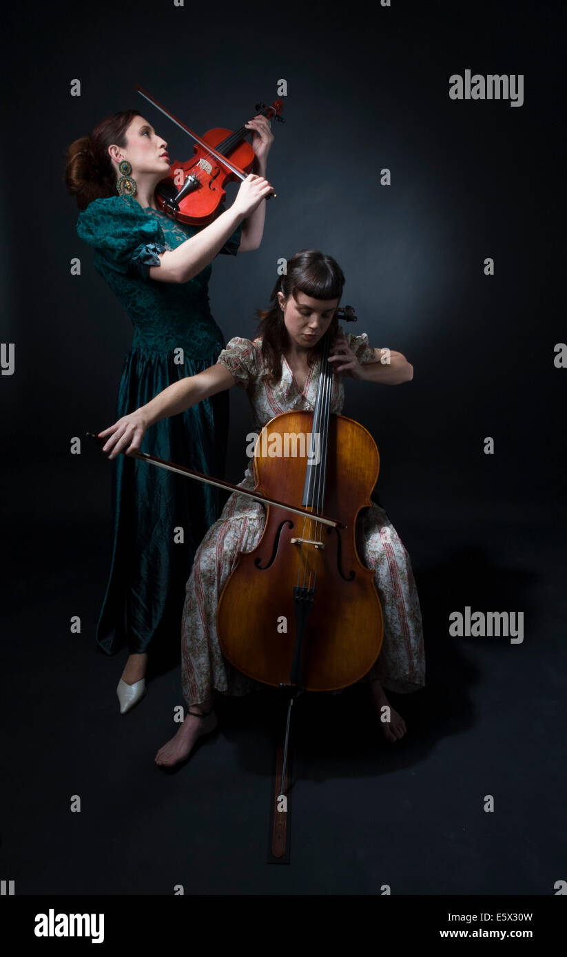 Due donne che suona il violino e violoncello Foto stock - Alamy