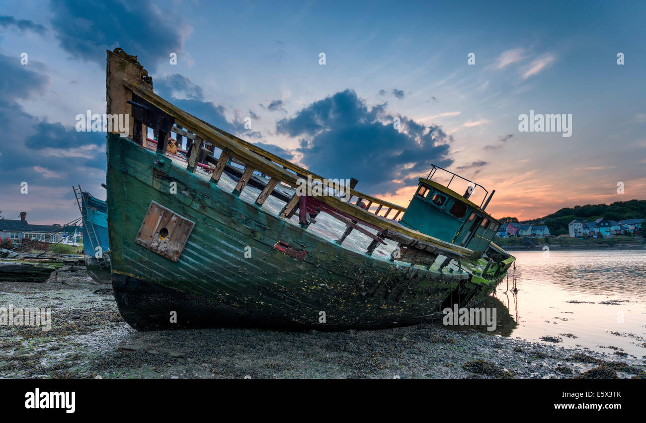 Decadendo vecchia barca relitto abbandonato sulla riva del lago Hooe in Plymouth, Devon Foto Stock