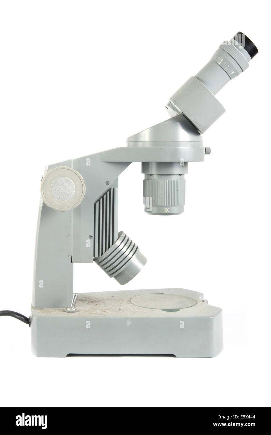 Vecchio stile microscopio sporco su sfondo bianco Foto Stock