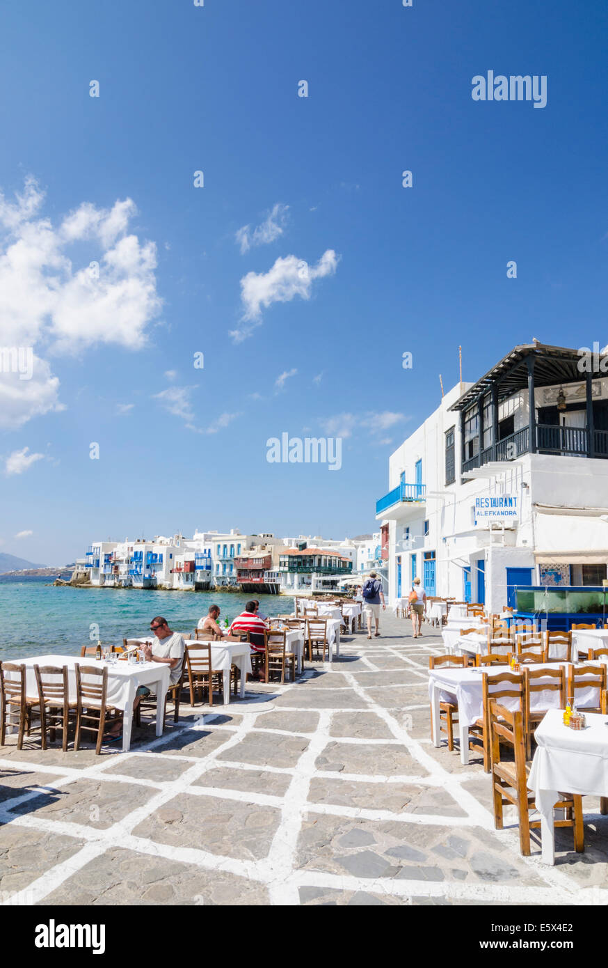 Lungomare taverna greca della white Hora, Mykonos, Cicladi Grecia Foto Stock