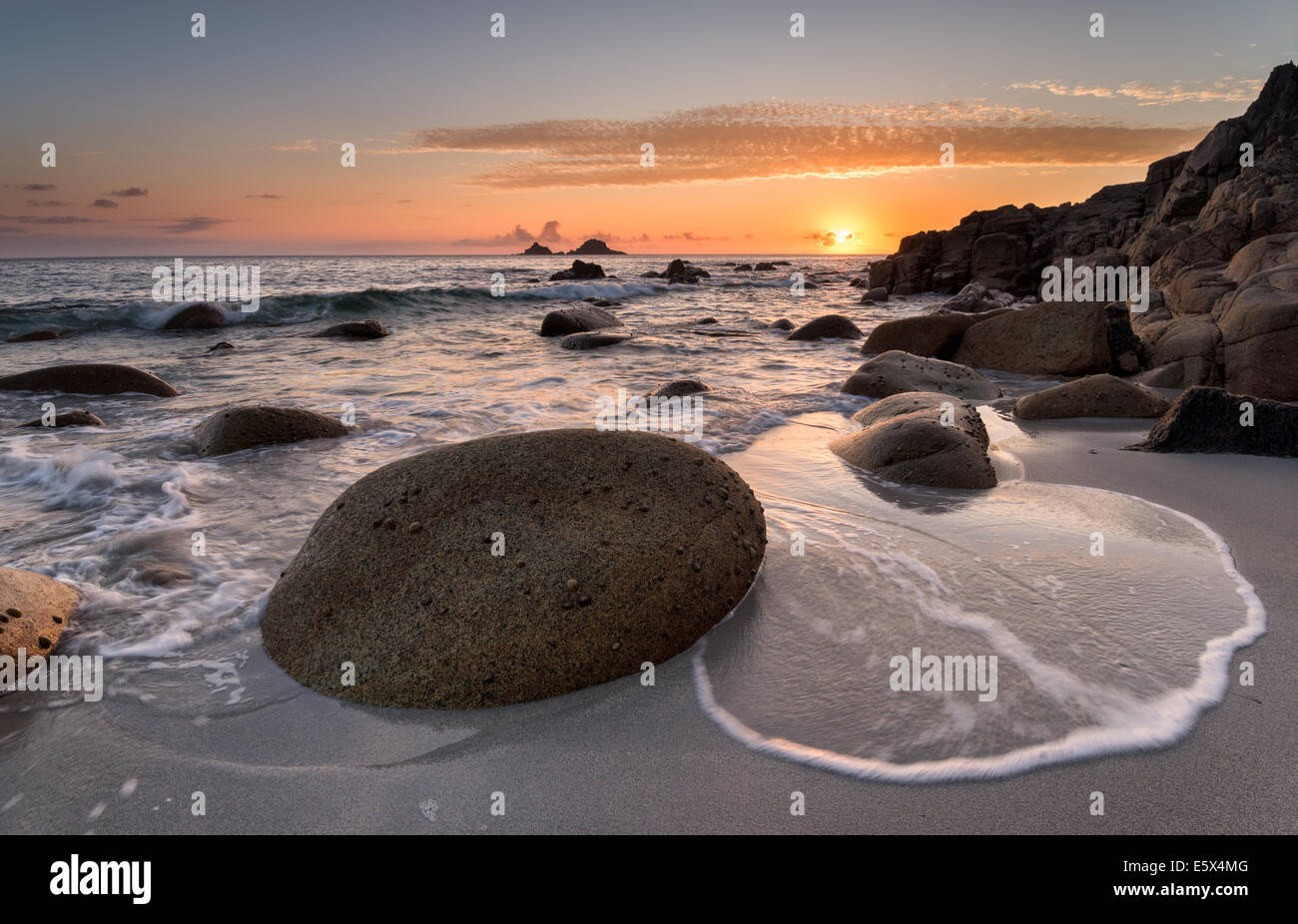 Bellissimo tramonto dorato a Porth Nanven cove noto anche come Cot Valley spiaggia vicino a Penzance in Cornovaglia Foto Stock