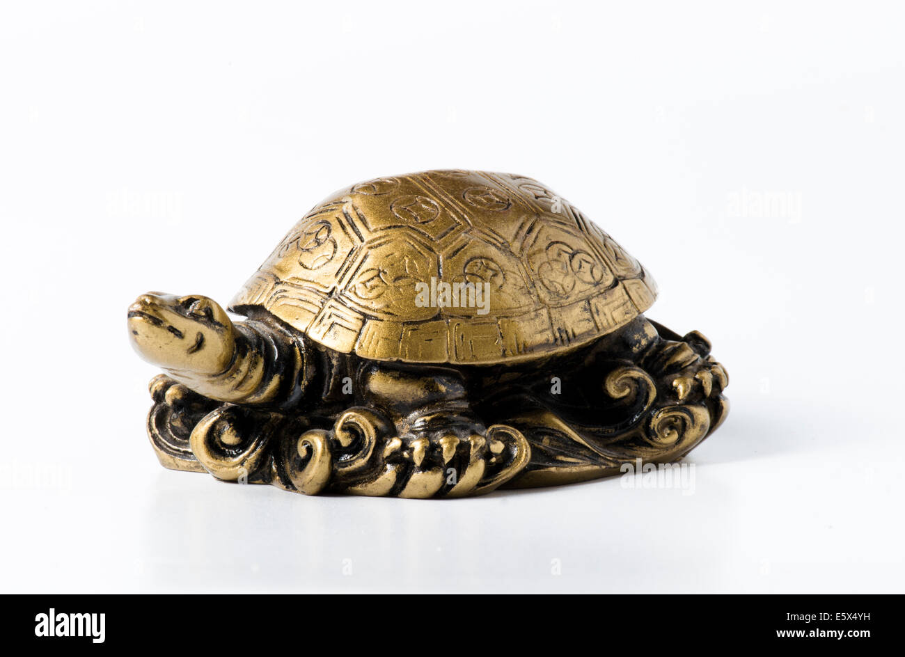 Il feng shui metallo dorato turtle per decorazione Foto Stock