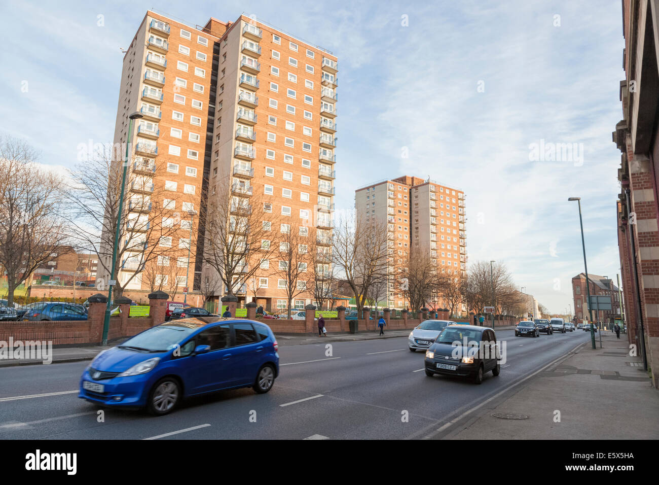 Elevato aumento di blocchi di appartamenti con il traffico della città su una strada sottostante, Nottingham, Inghilterra, Regno Unito Foto Stock