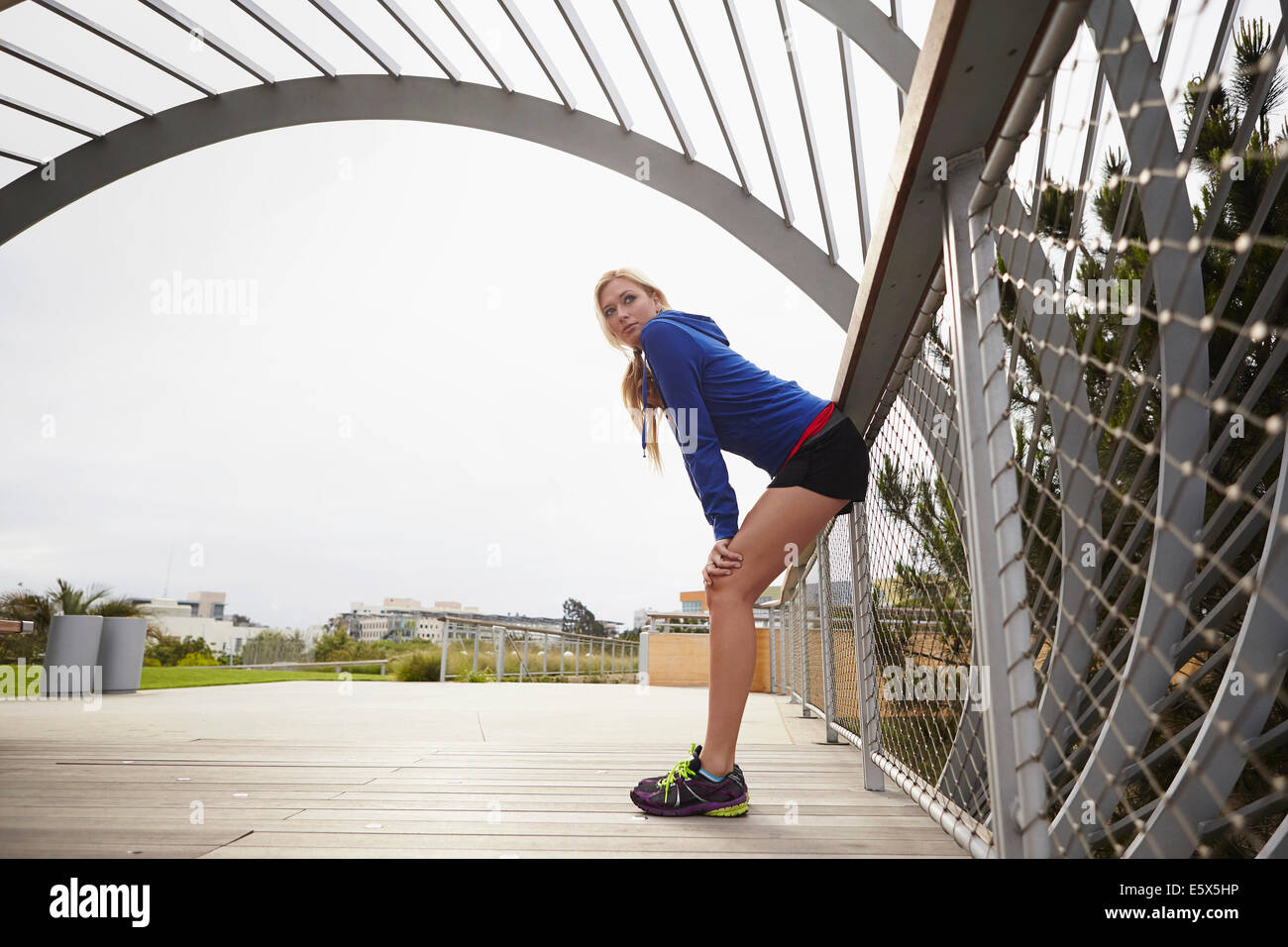 Donna in appoggio contro la riga, Tongva Park, Santa Monica, California, Stati Uniti d'America Foto Stock