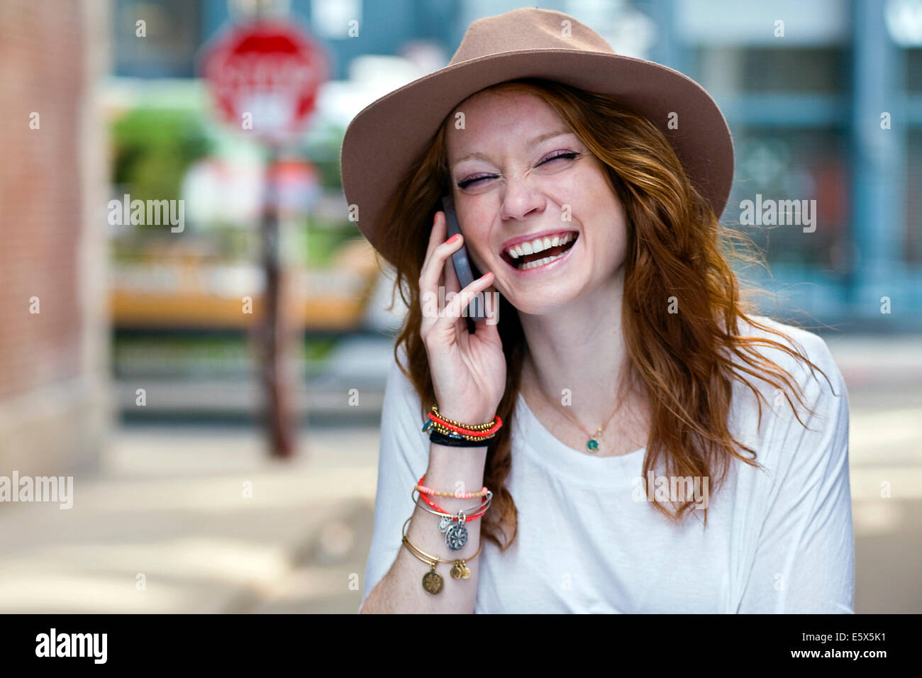 Ritratto di giovane donna utilizzando il telefono cellulare Foto Stock