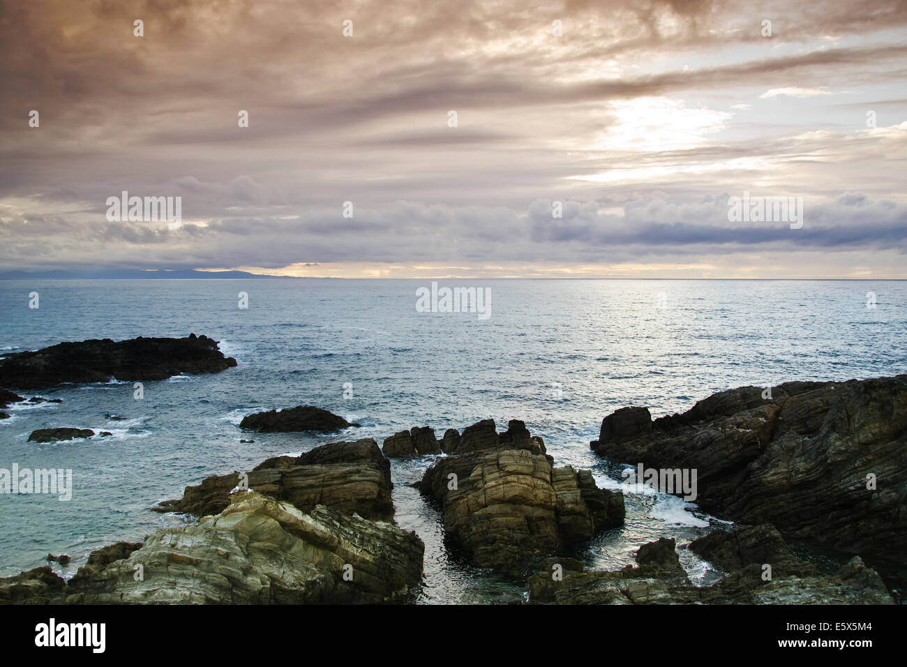 Tramonto sulla costa cantabrica di Spagna Foto Stock