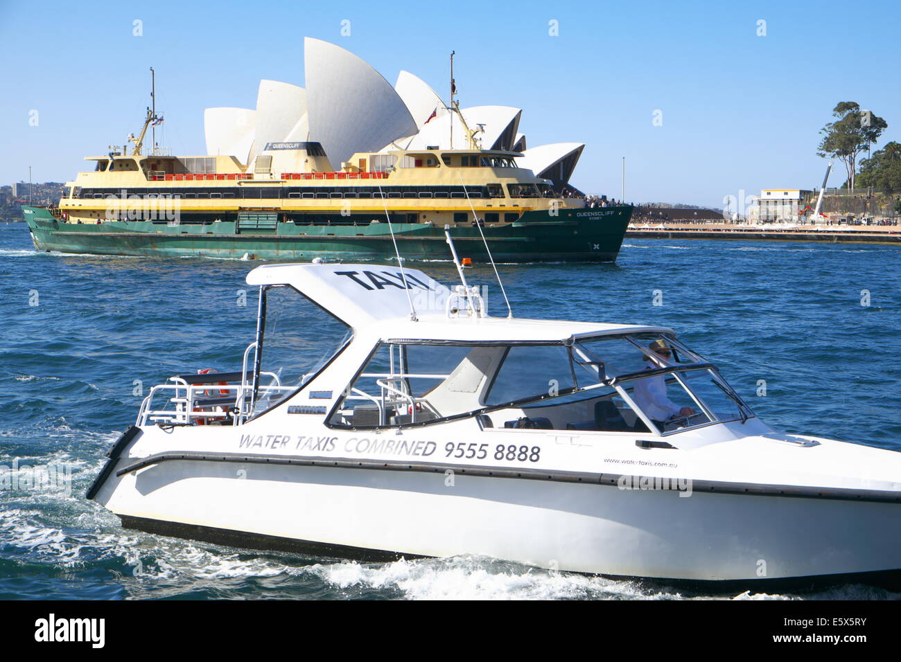 Ferry di Sydney passa la casa dell'opera sul suo approccio al Circular Quay ferry terminus,Sydney , Australia Foto Stock