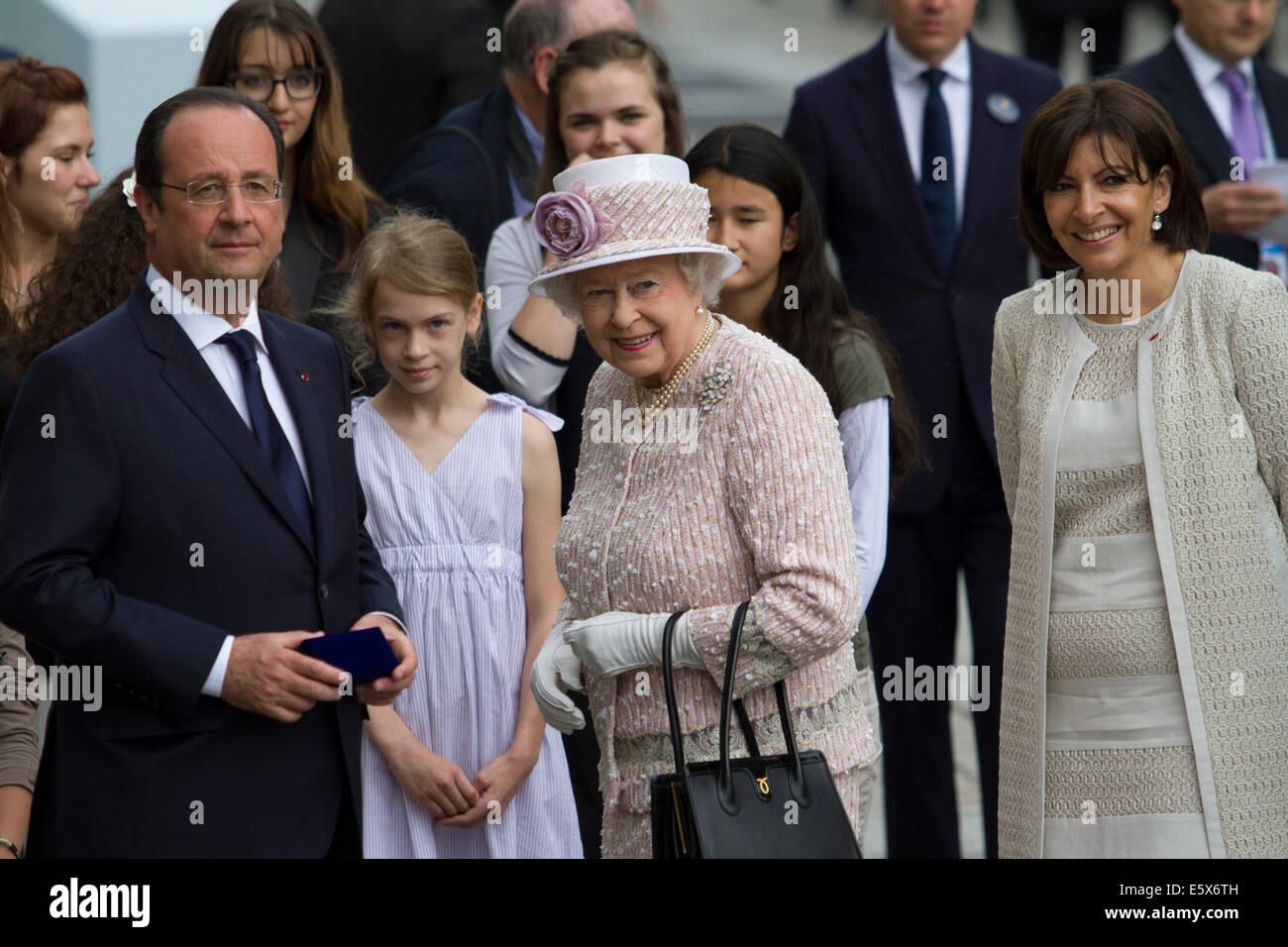 La regina Elisabetta II visita il mercato dei fiori con François Hollande e Anne Hidalgo, Sindaco di Parigi Foto Stock
