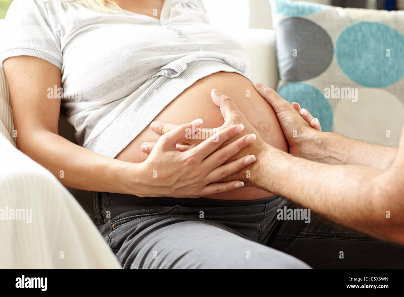 Donna incinta sat con partner Foto Stock