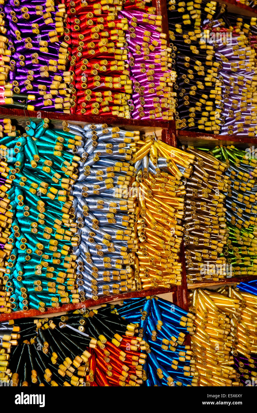 Fez,Marocco,un array di arts,artigianato tutte le cose Moroccon,tessitori,la seta,il rame,metallo, ceramica, negozi,Souk,Medina,Artigiani,mercati. Foto Stock