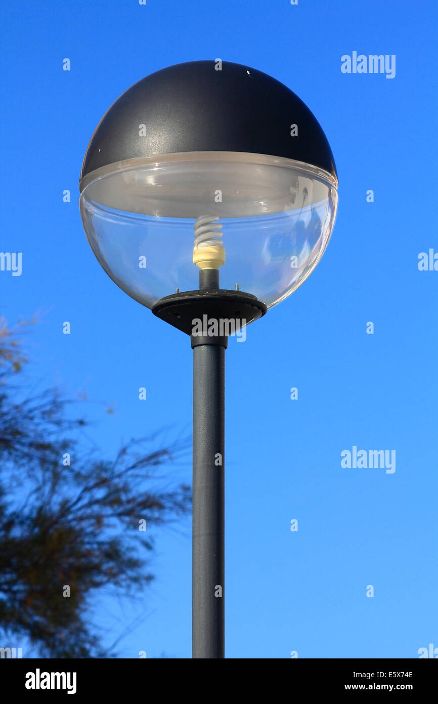 Lampada sferica con luce a risparmio energetico lampada Foto Stock