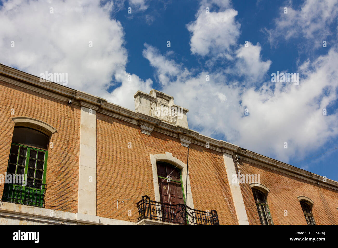 Stemma sulla parte superiore di un vecchio edificio di mattoni rossi Foto Stock