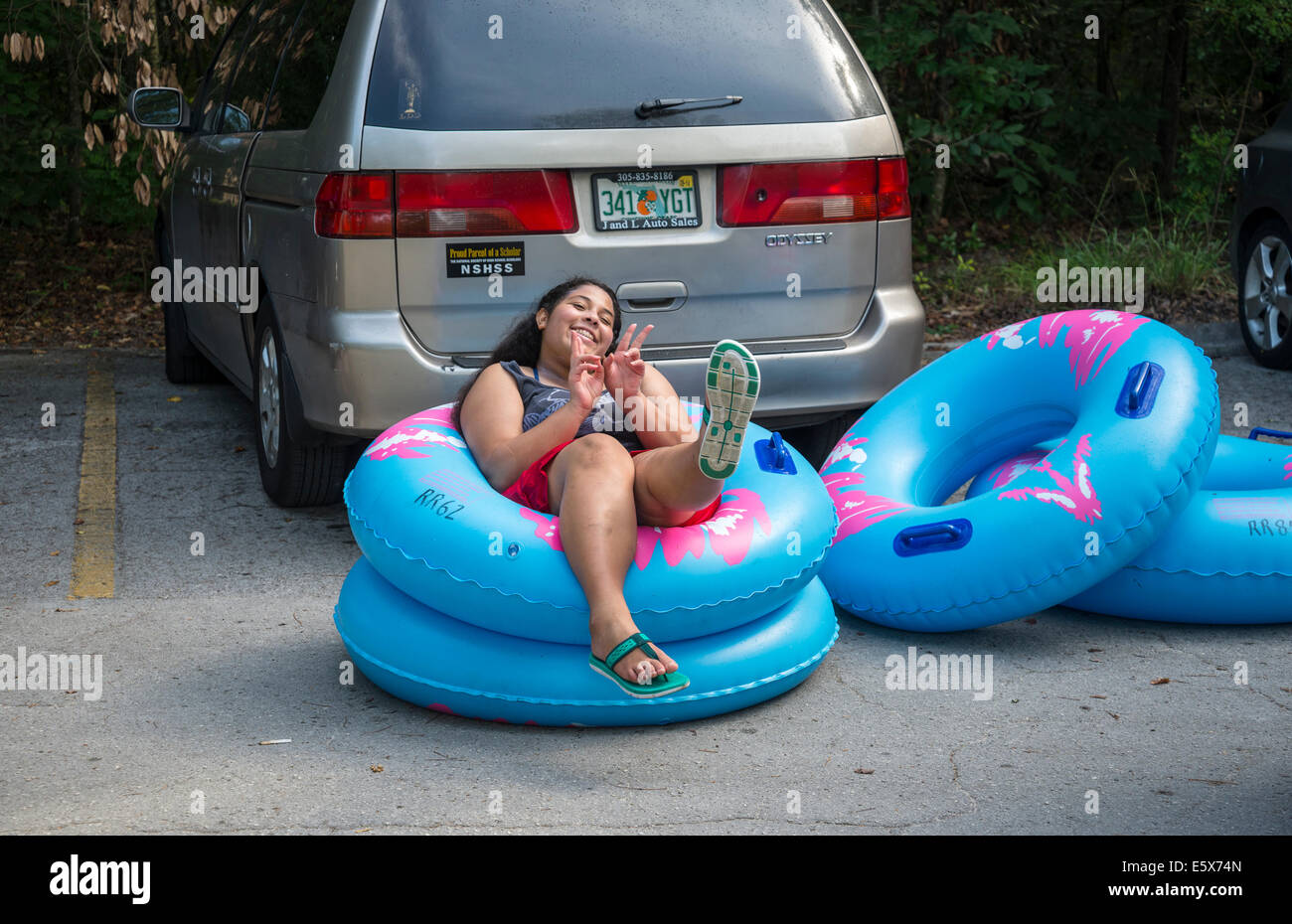 È ora di prepararsi a passare il tubo lungo il fiume Ichetucknee in North Florida il 4 di luglio. Foto Stock