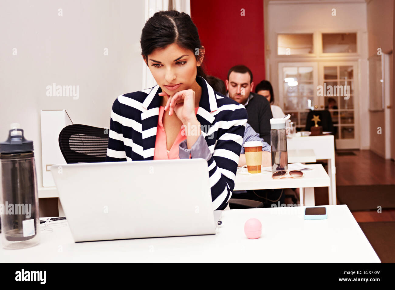 Fila di persone che lavorano sui notebook in ufficio Foto Stock