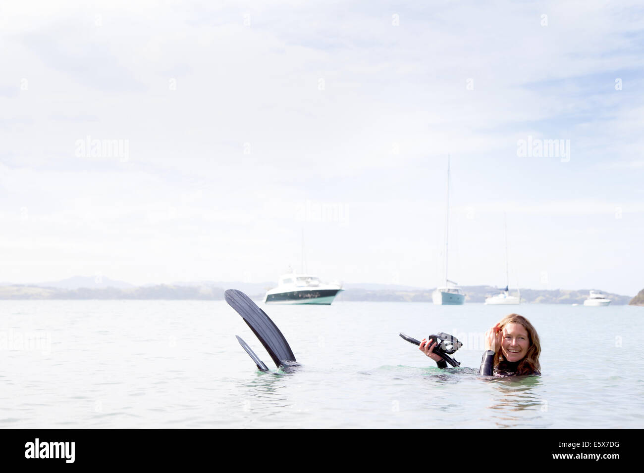 Ritratto di metà femmina adulta del subacqueo in immersione in mare Foto Stock