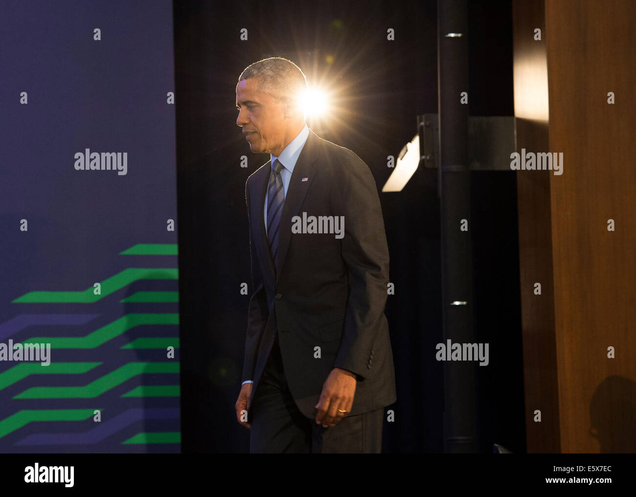 Washington DC, USA. Il 6 agosto, 2014. Il Presidente degli Stati Uniti Barack Obama arriva per la foto di famiglia in Africa Leaders Summit presso il Dipartimento di Stato a Washington DC, 6 agosto 2014. Obama è la promozione di relazioni commerciali fra gli Stati Uniti e i paesi africani durante la tre-giorni di U.S.-Africa Leaders Summit, dove 49 capi di stato sono riuniti a Washington. Credito: dpa picture alliance/Alamy Live News Foto Stock