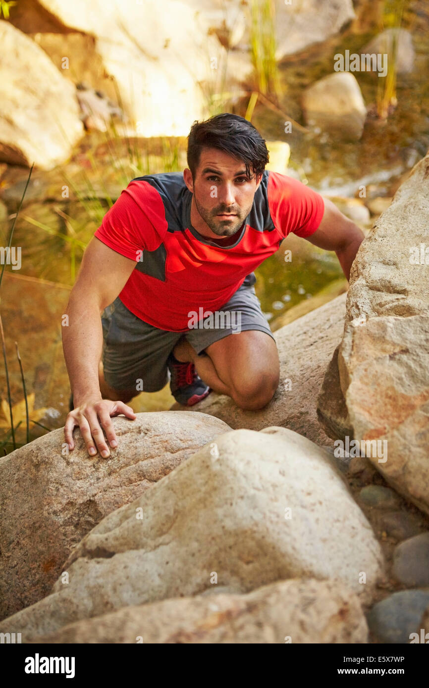 Giovane maschio free climber, salendo per rocce Foto Stock