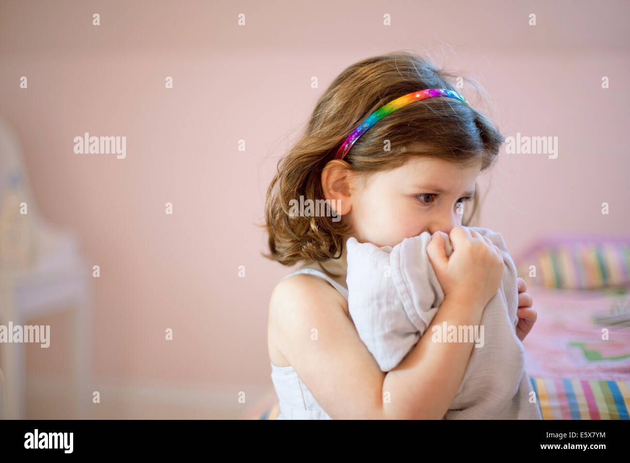 Infelice bambina di tre anni in camera da letto comfort tenuta coperta per affrontare Foto Stock