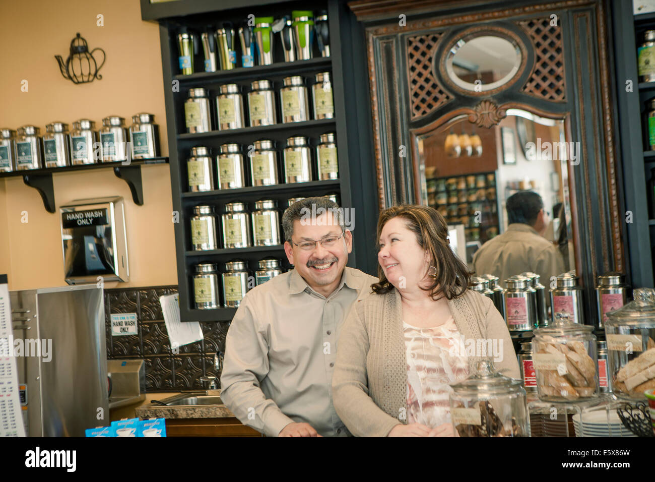 Ritratto di coppia cafe possedere matura in cafe cucina Foto Stock