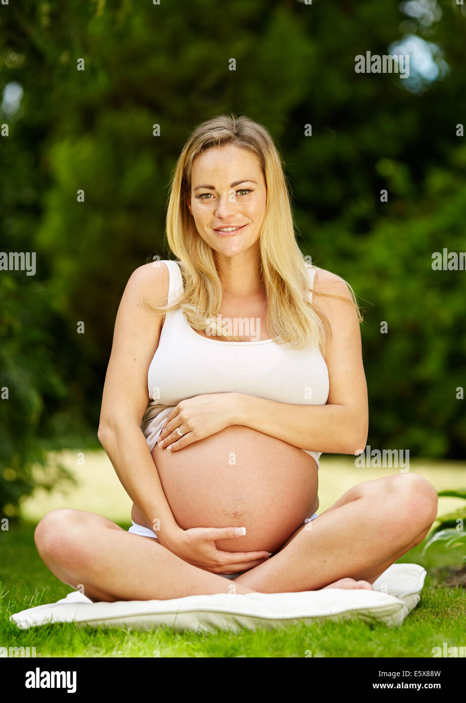 Donna incinta lo Yoga Foto Stock