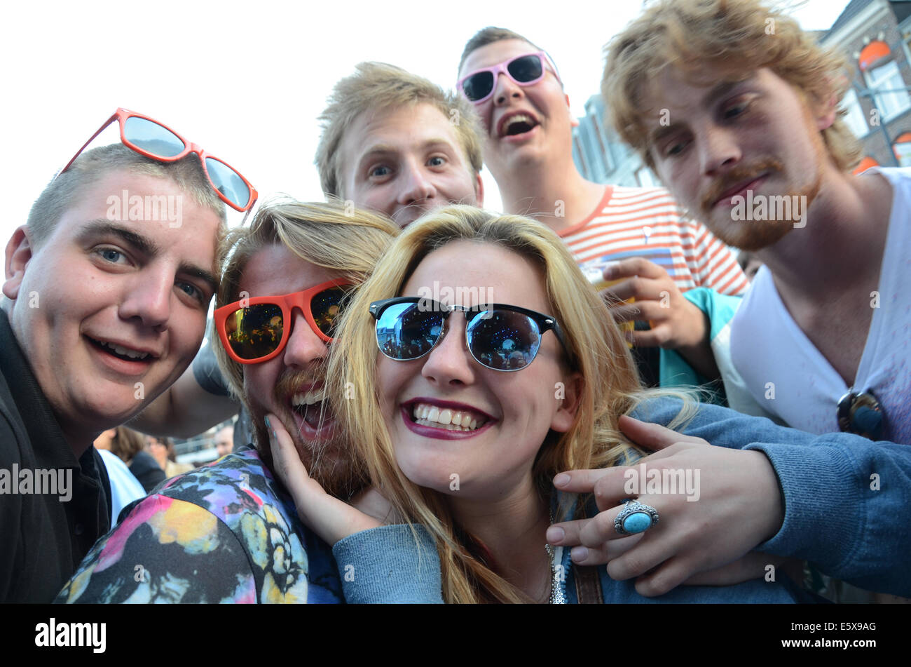 Felice ragazzi al Festival di Liberty Roermond Olanda Foto Stock