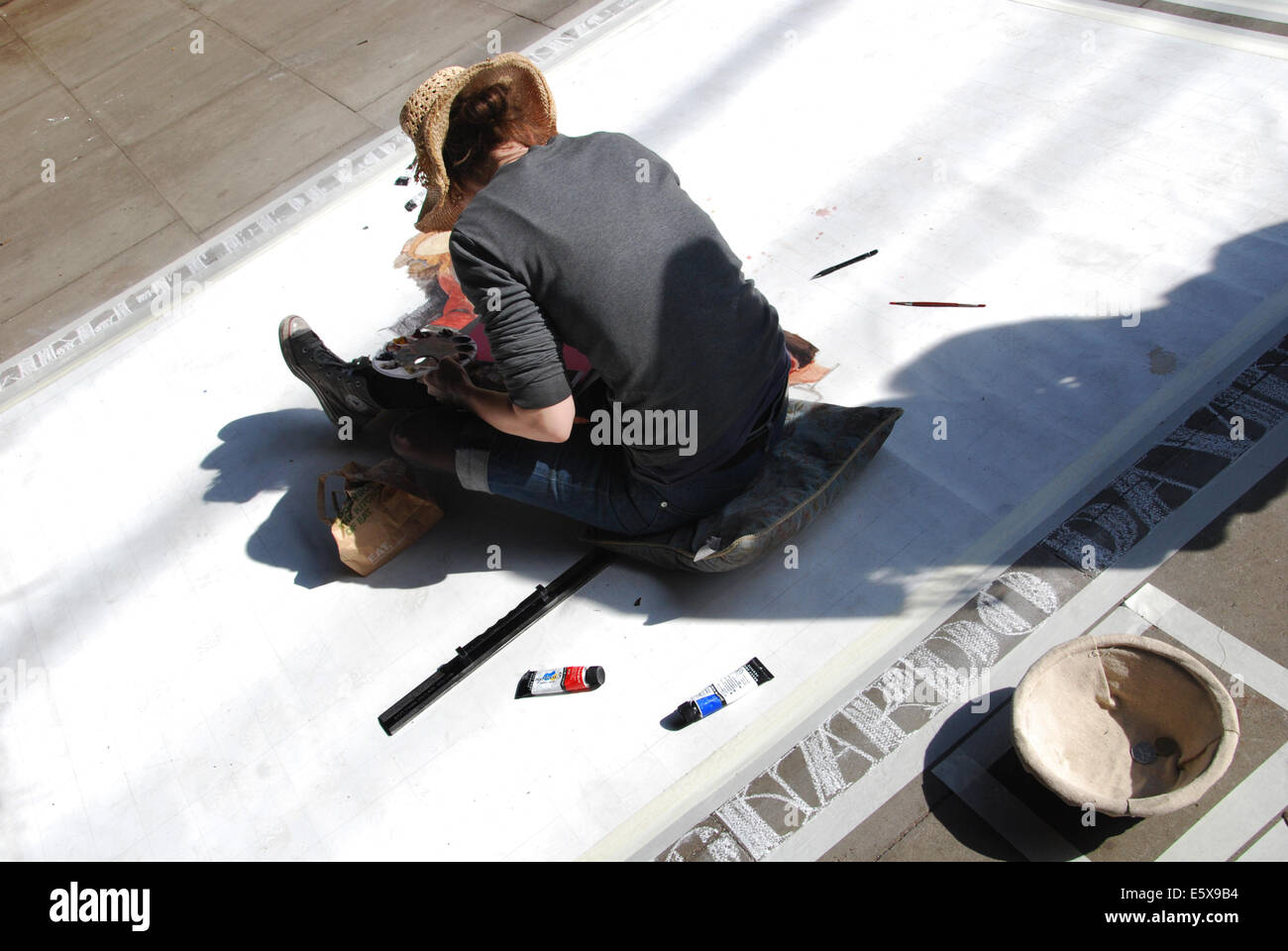 Artista al lavoro sulla South Bank di Londra Regno Unito Foto Stock