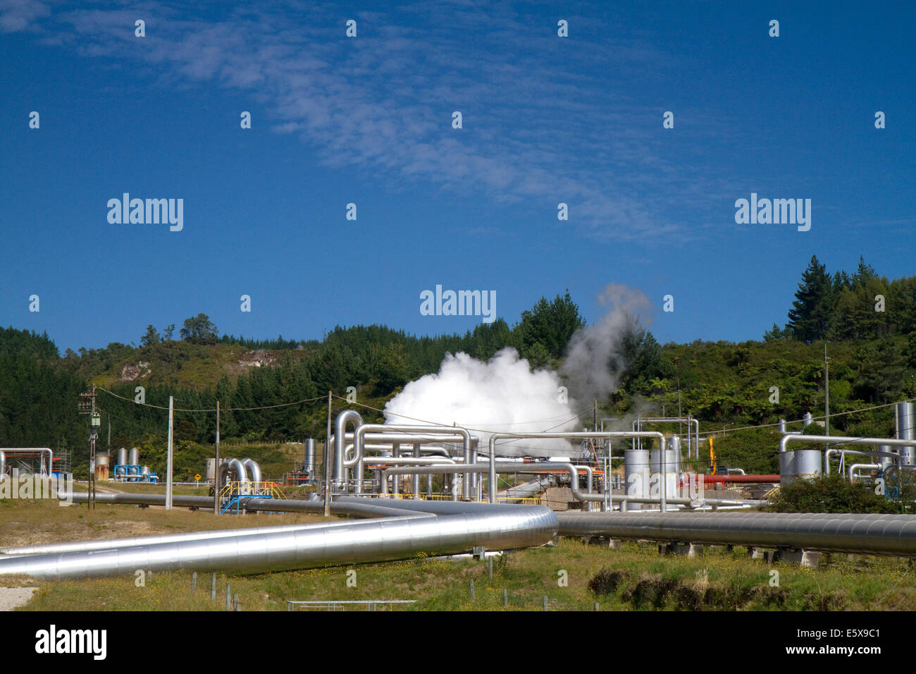 Il Wairakei Power Station crea la geotermia, situato a nord di Taupo, regione di Waikato, Isola del nord, Nuova Zelanda. Foto Stock