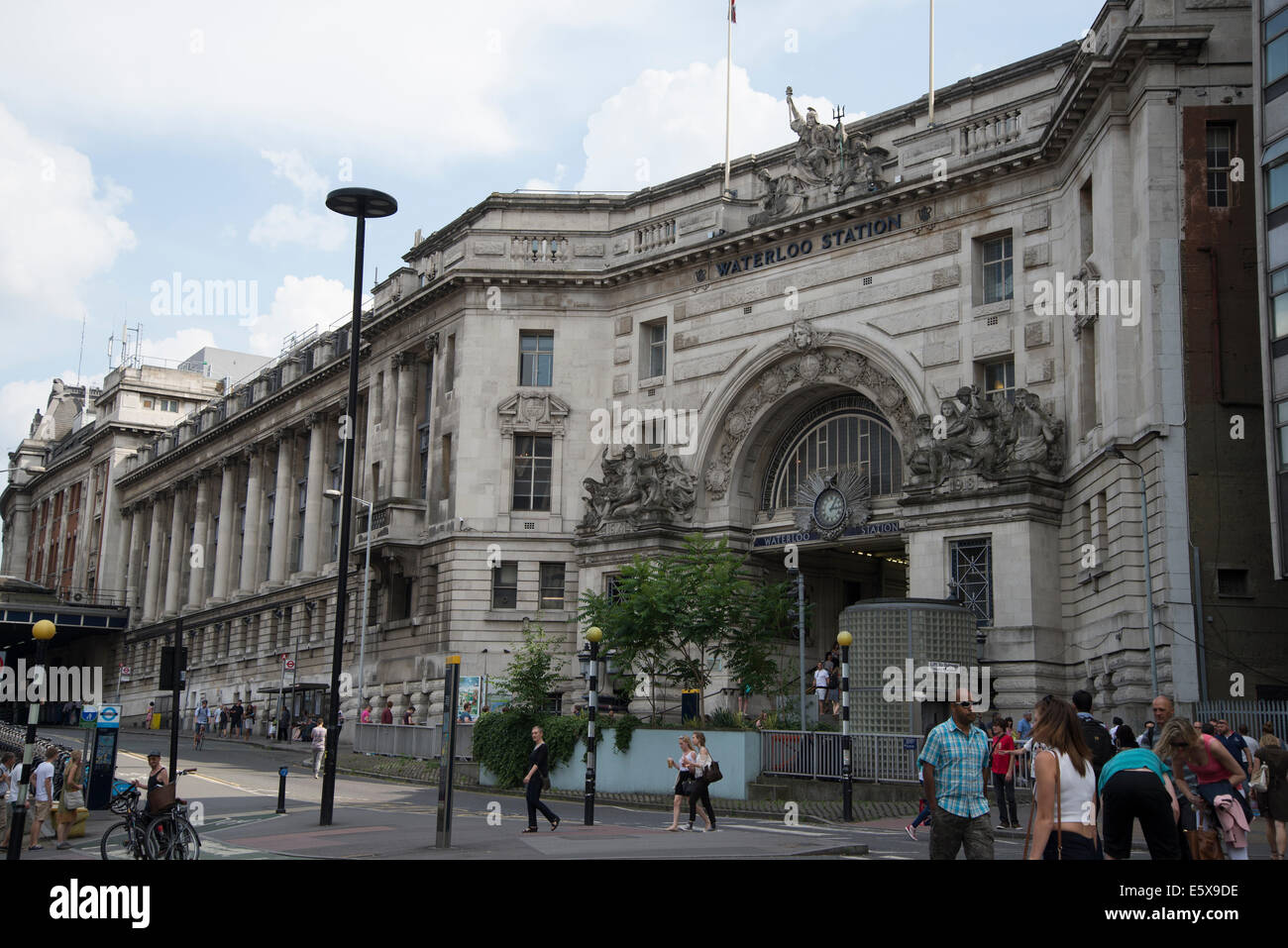 Ingresso principale e la facciata della Stazione Waterloo di Londra, Inghilterra Foto Stock