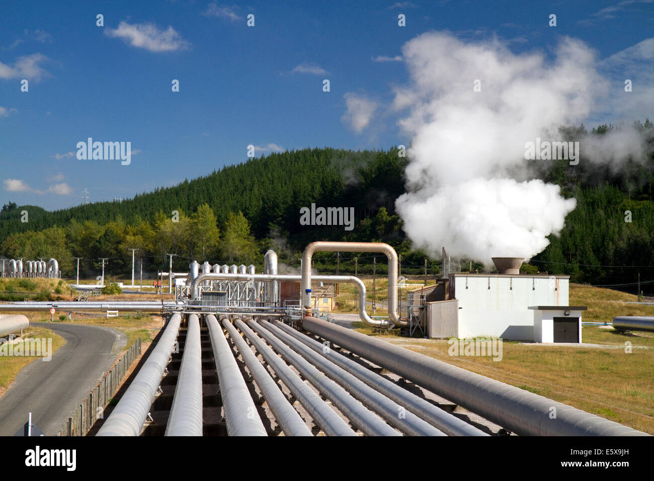 Il Wairakei Power Station crea la geotermia, situato a nord di Taupo, regione di Waikato, Isola del nord, Nuova Zelanda. Foto Stock