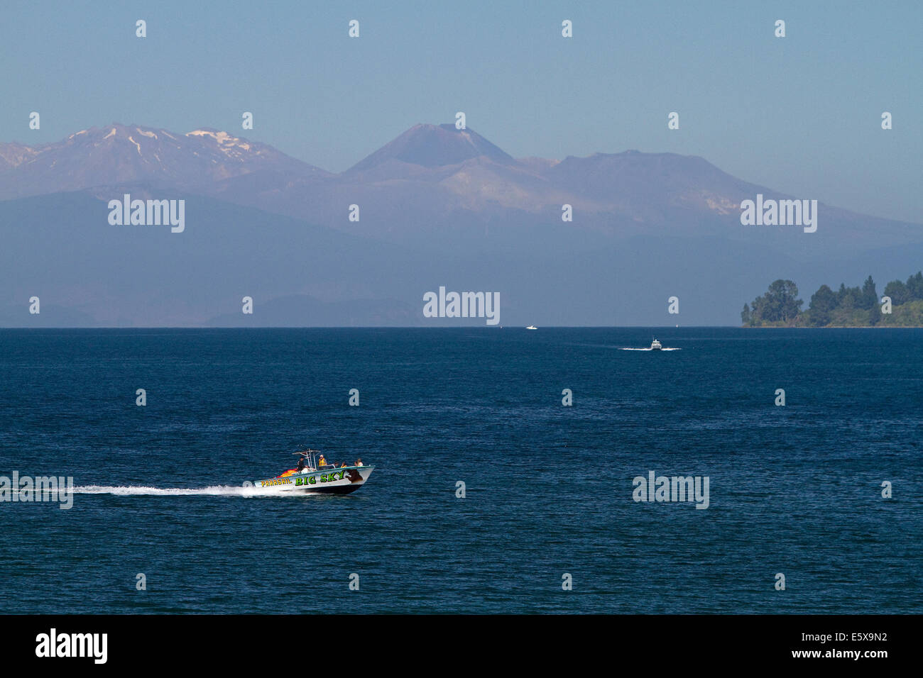 Una barca usata per il parapendio sul Lago Taupo, regione di Waikato, Isola del nord, Nuova Zelanda. Foto Stock