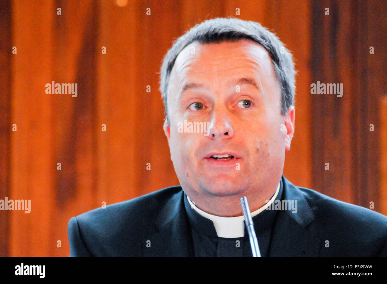 Belfast, Irlanda del Nord. 6 agosto 2014 - Padre Tim Bartlett, assistente di Primate di tutta l'Irlanda il Cardinale Seán Brady Credit: stephen Barnes/Alamy Live News Foto Stock