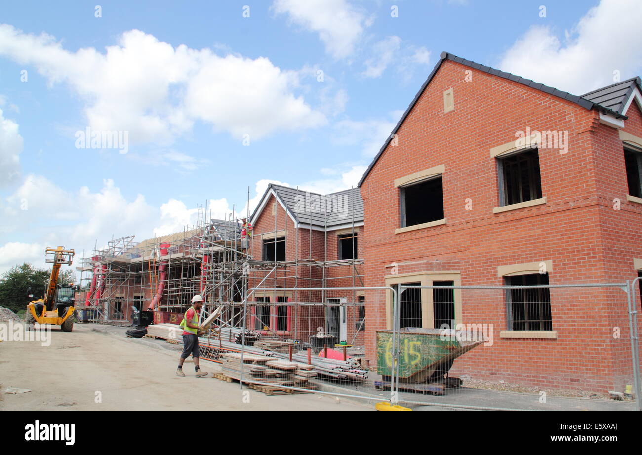Nuove case costruite nel Regno Unito in cantiere, Derbyshire, Gran Bretagna - estate Foto Stock