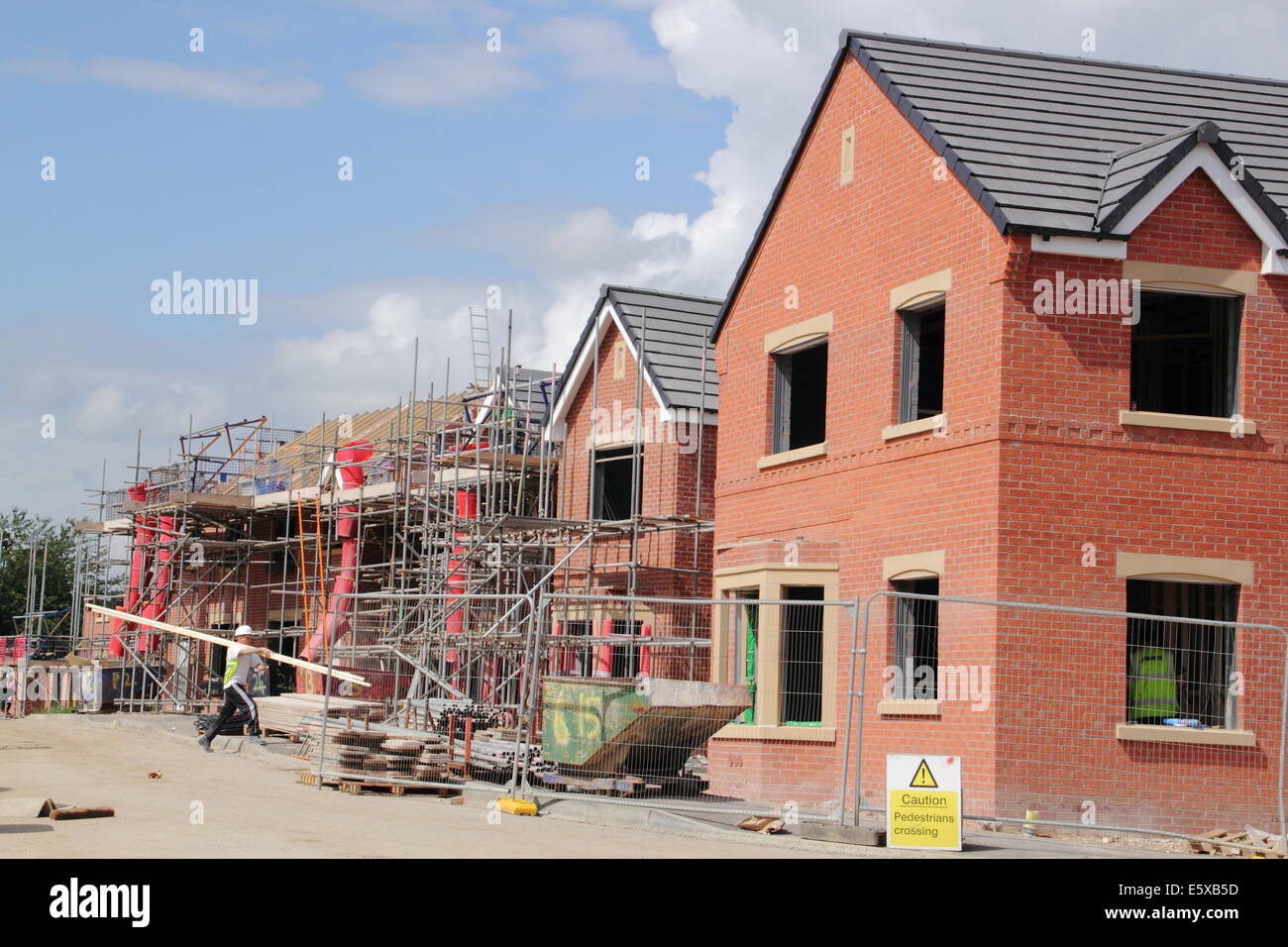 Nuove case costruite nel Regno Unito in cantiere, Derbyshire, Gran Bretagna - estate Foto Stock