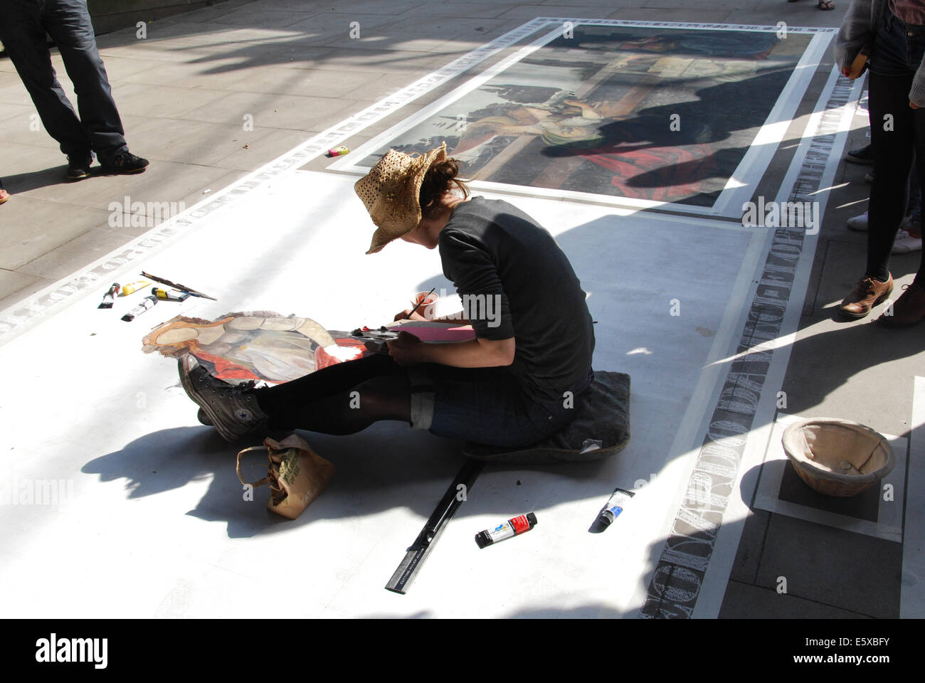 Artista al lavoro sulla South Bank di Londra Regno Unito Foto Stock