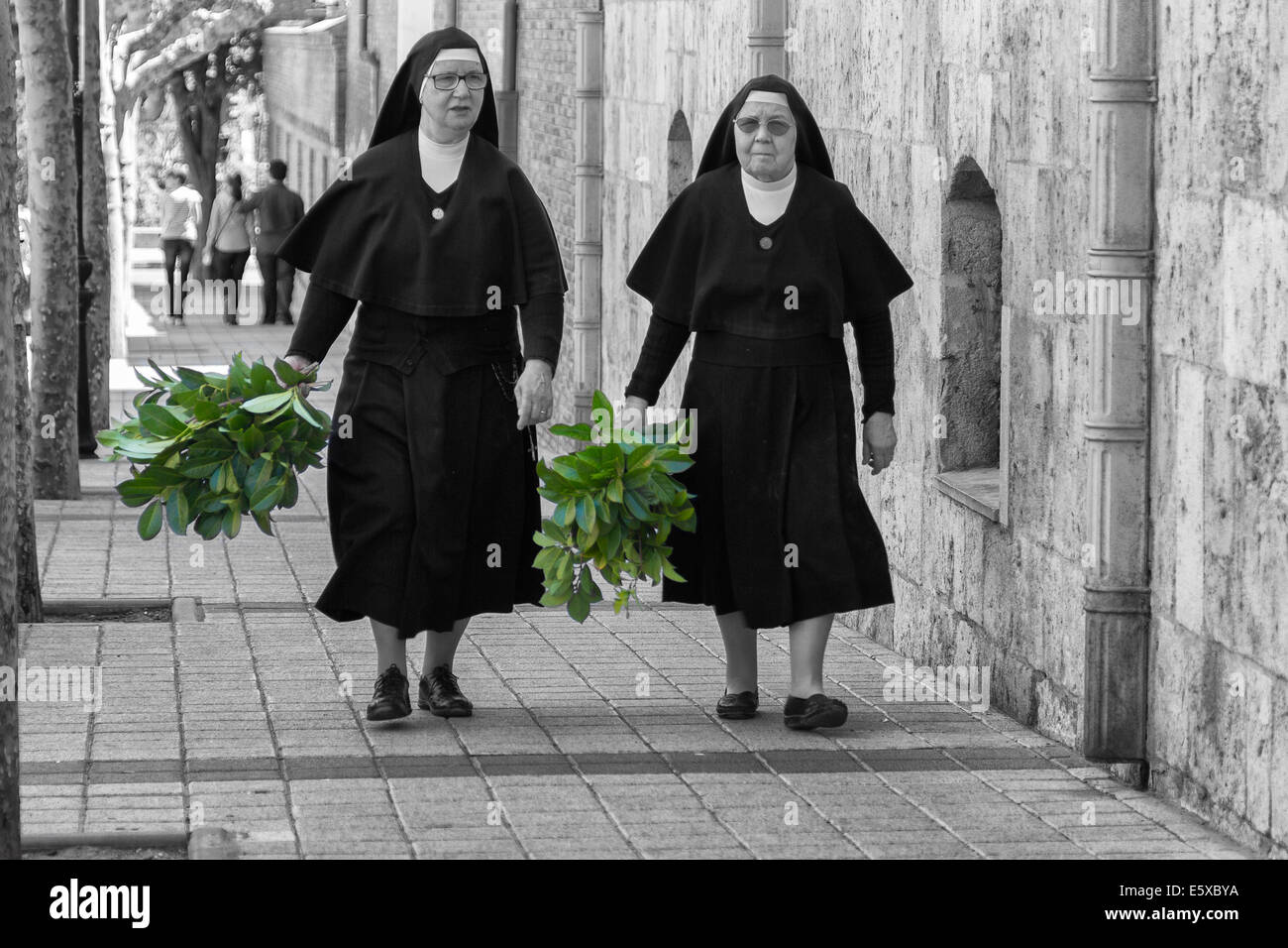 MADRID,Spagna - aprile 4:Monache camminare per la strada preparato la festa della Domenica delle Palme, 4 aprile 2014 a Madrid Spagna Foto Stock