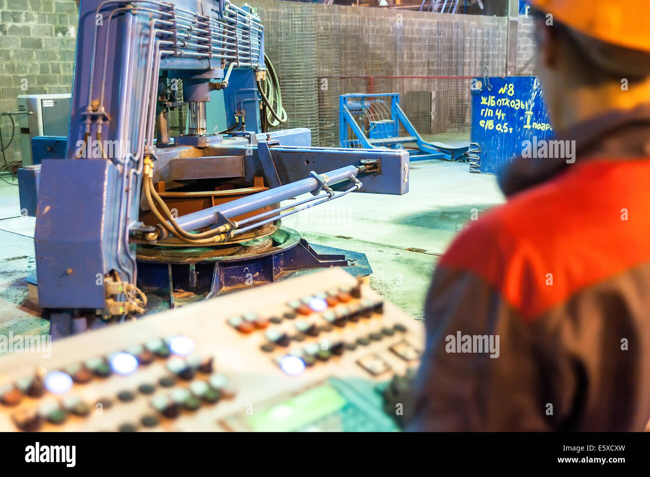 Controllo lavoratore di processo per la fabbricazione di cerchio blocco di calcestruzzo Foto Stock